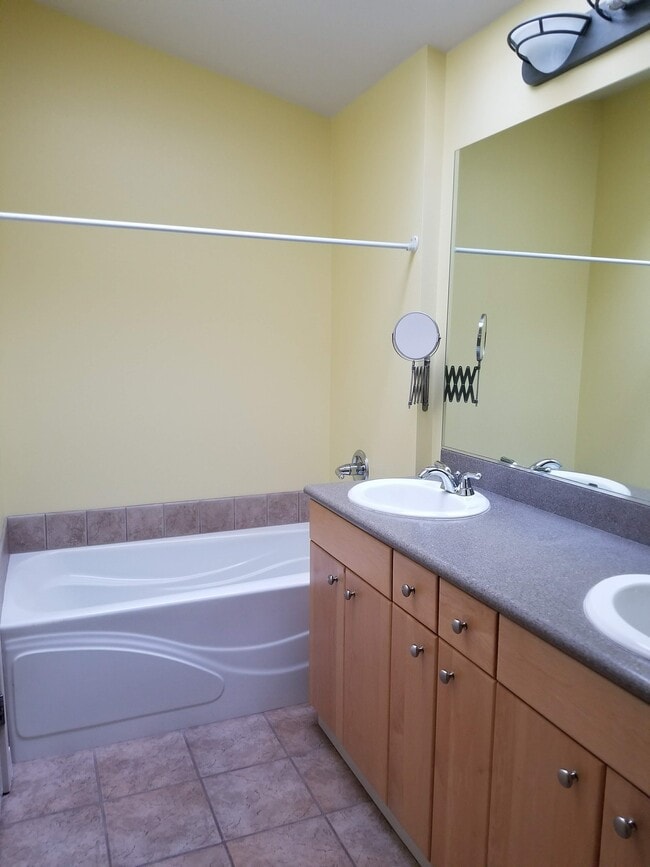 Building Photo - 809 Taylor Ave N