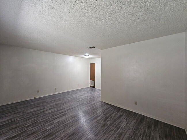 Building Photo - 2106 Wheeler Ave