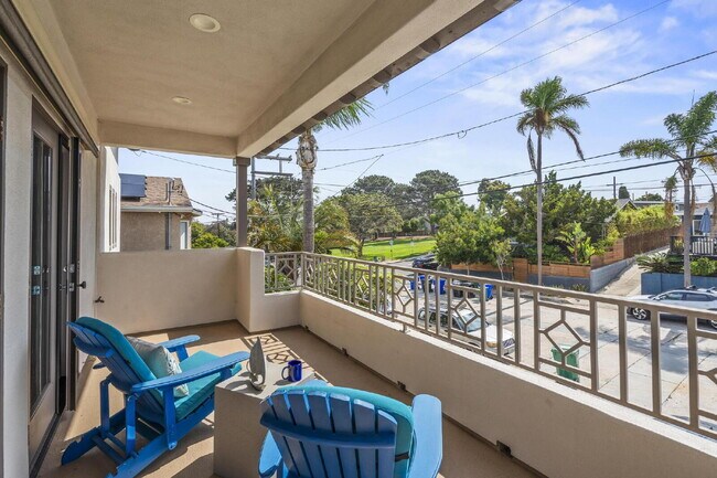 Building Photo - Stunning, Modern and Immaculate 3/BR 2.5/B...