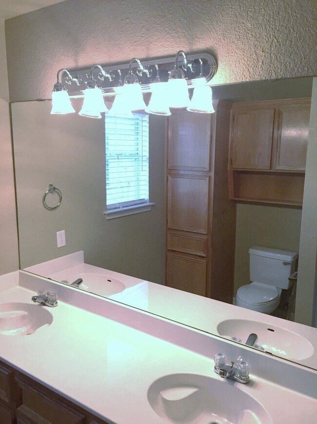 Building Photo - Charming 2 Bed / 2 Bath Duplex in Killeen ...