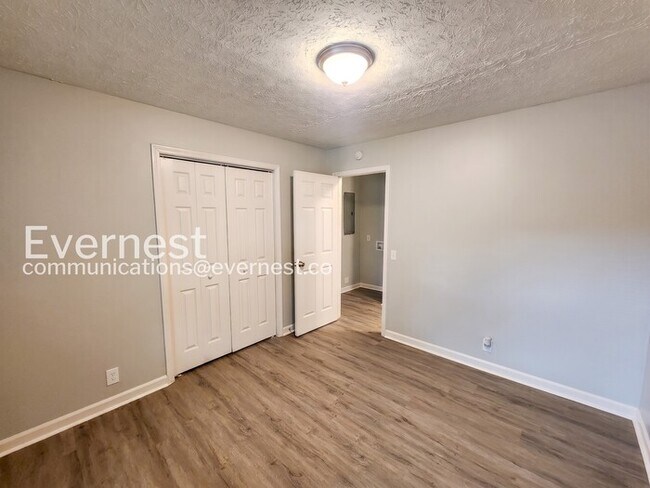 Building Photo - 908 Hickory Dr