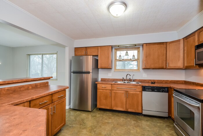 Building Photo - 8505 Goldfinch Way