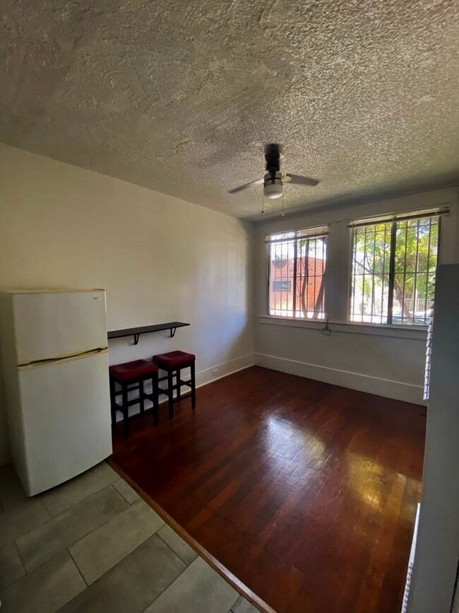 Building Photo - 1114 N Poinsettia Pl