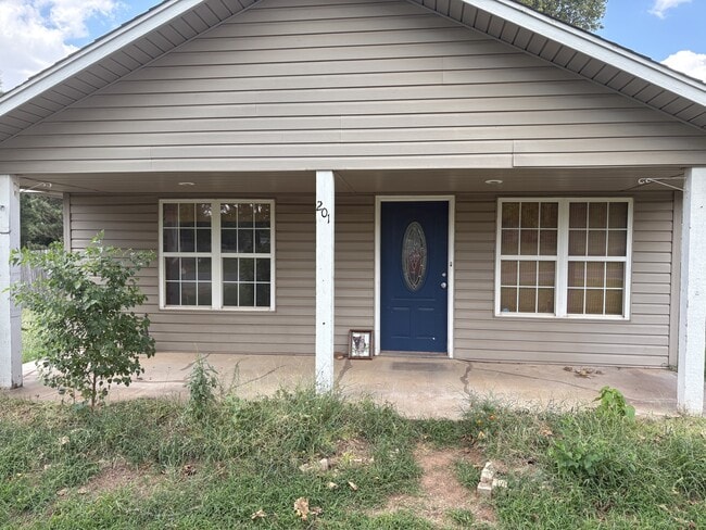 Primary Photo - 201 N Locust Dr