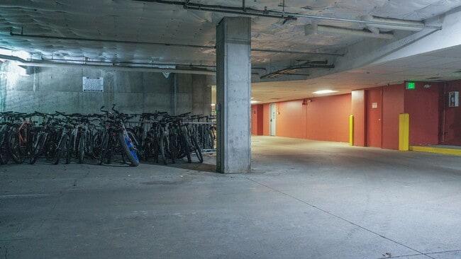 Building Photo - Evolve Real Estate: 6 Mos Lease Only Large Fully Furnished Condo Walking Distance to Keystone Vil...