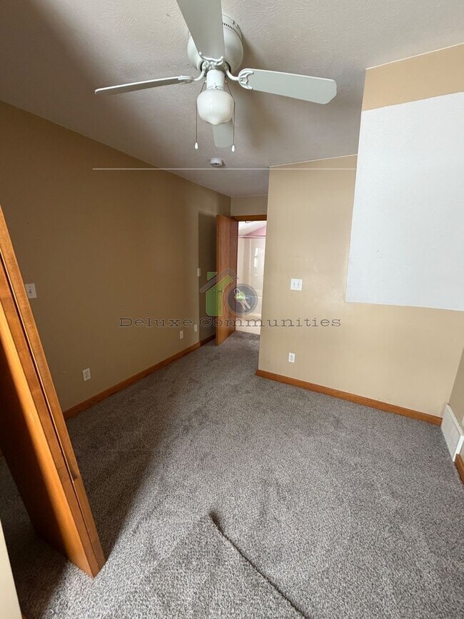 Building Photo - SINGLE FAMILY 2 Bed Available NOW in MARNE!