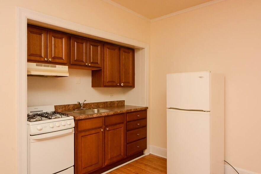 Building Photo - 3335 W Diversey Ave