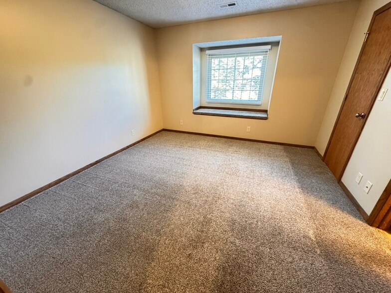 Building Photo - 5010 Emerald Dr