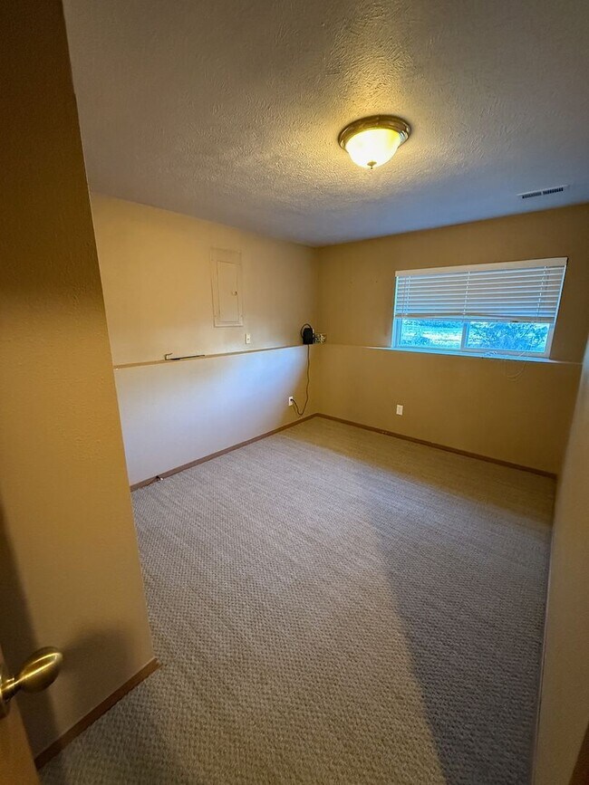 Building Photo - Beautiful 4 Bed 2 Bath Colbert Home in Mea...