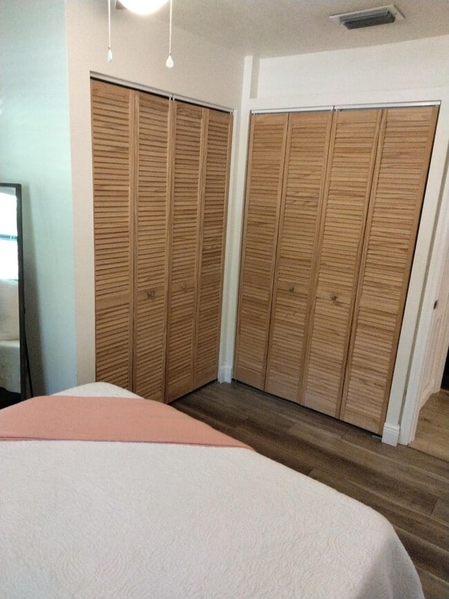 Building Photo - 1150 NE County Line Rd