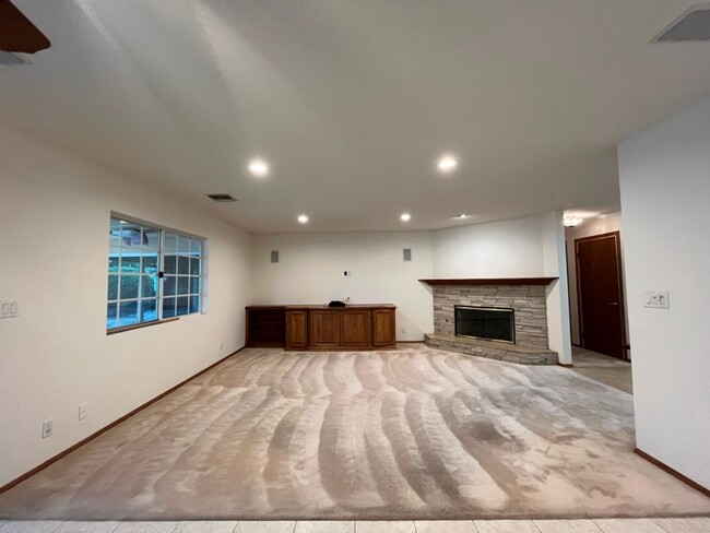 Building Photo - Spacious Chatsworth single-story w/flexibl...