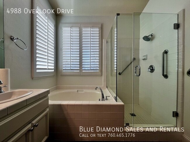 Building Photo - 4988 Overlook Dr