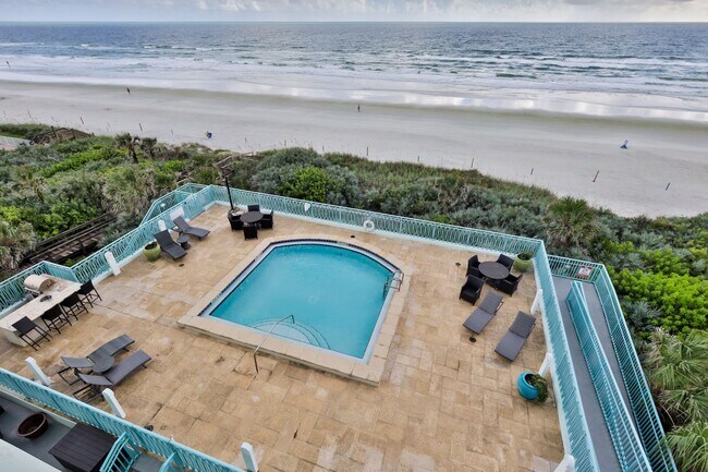 Building Photo - Oceanfront Condo 2 bed/ 2ba Beautifully Decorated and Furnished