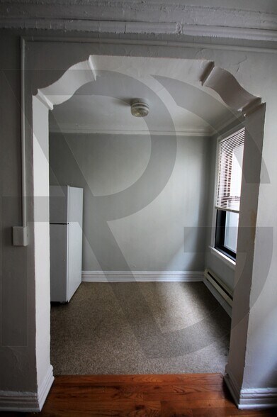 Building Photo - 429 W Roscoe St