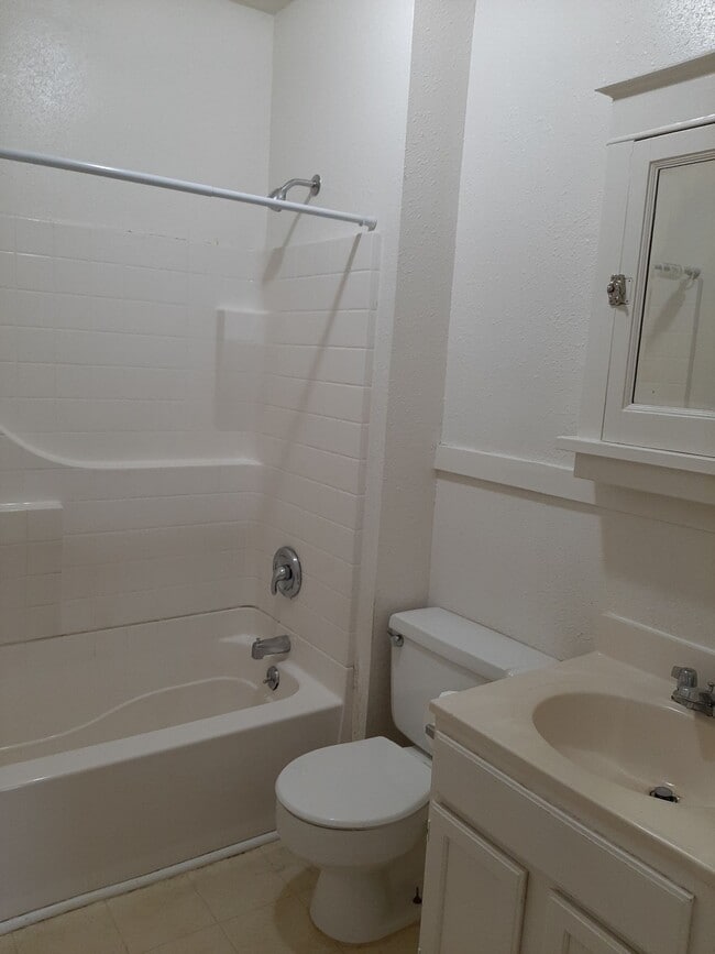 Building Photo - College Housing - 4 bedrooms