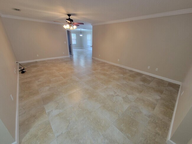 Building Photo - 712 Hazel Dr
