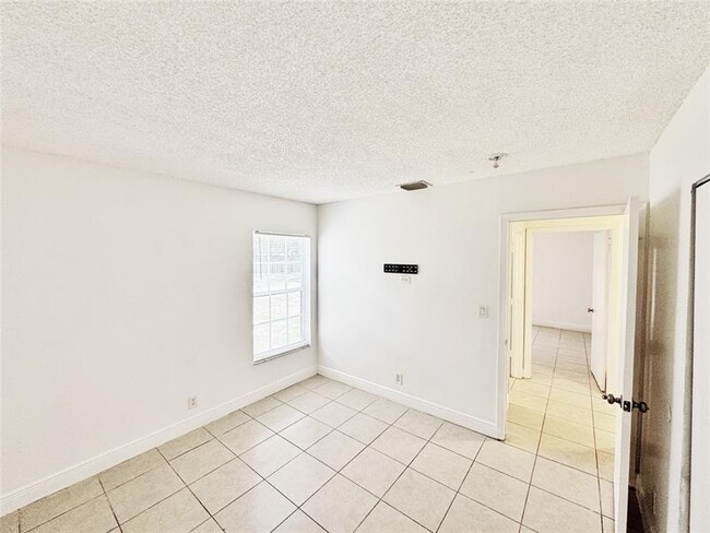 Building Photo - 1136 NW 5th Ct
