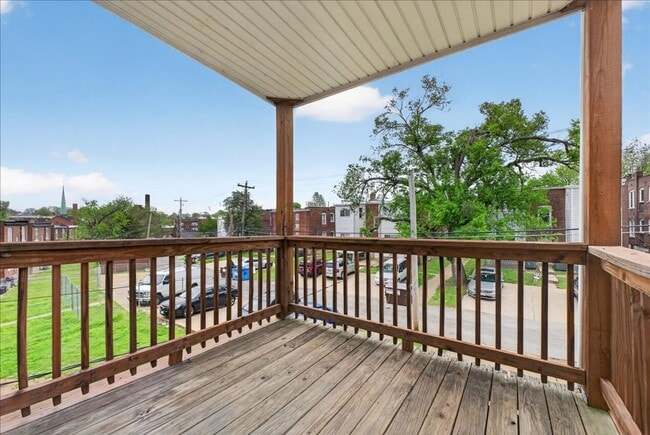 Building Photo - Meryl Wears Prada