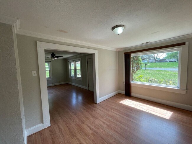 Building Photo - 2 Bedroom 1 bathroom house