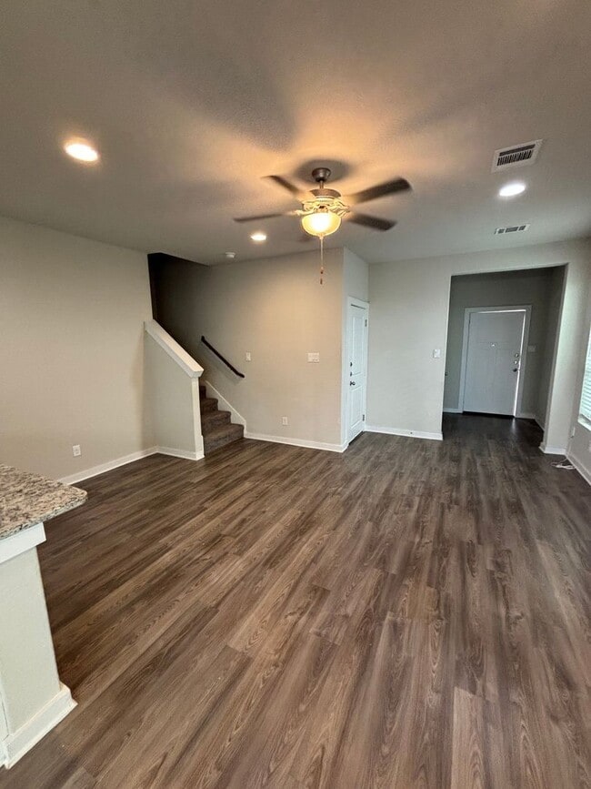 Building Photo - Lovely Townhome NW SA