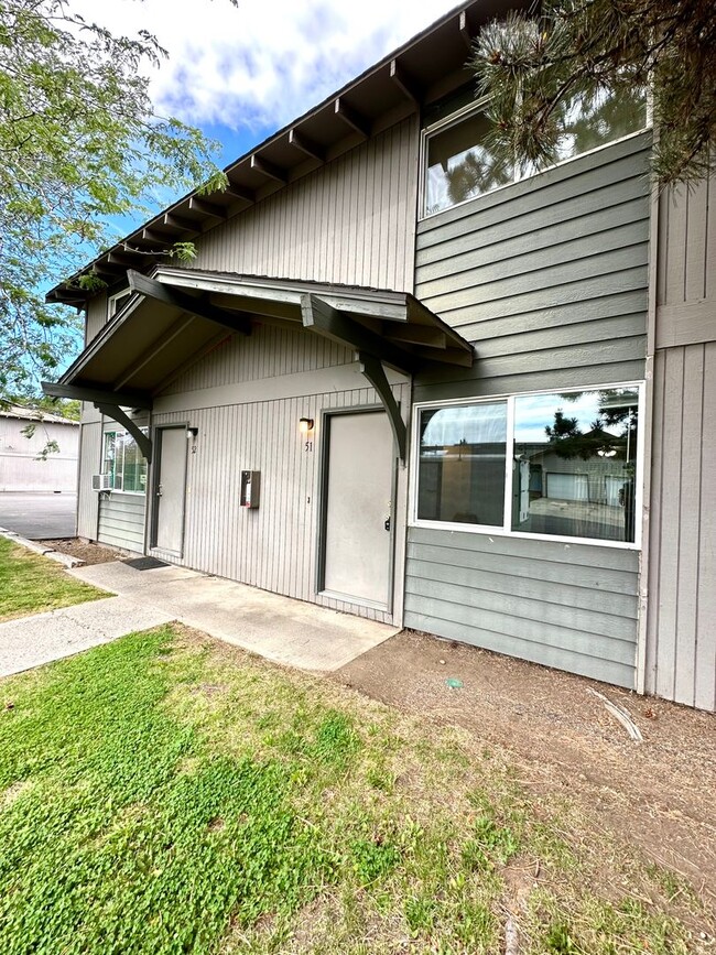 Building Photo - 1632 SW Lava Ave