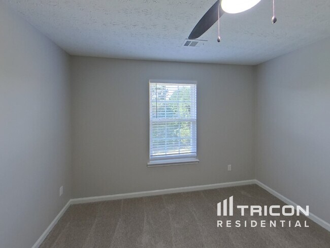 Building Photo - 1631 Royal Ives Dr SE