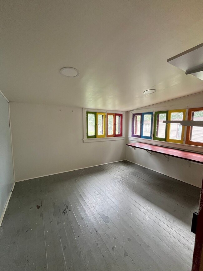 Building Photo - Spacious 4-5 Bedroom, 1.5 Bathroom 2-Story...