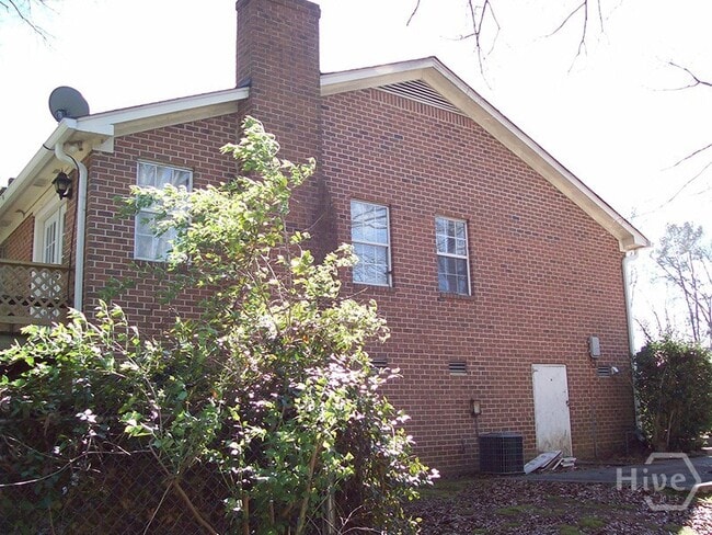 Building Photo - 132 Oxford Ct