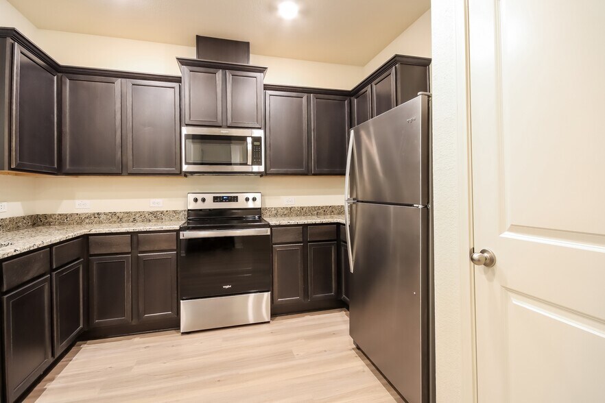 Building Photo - 582 Solomon Ln