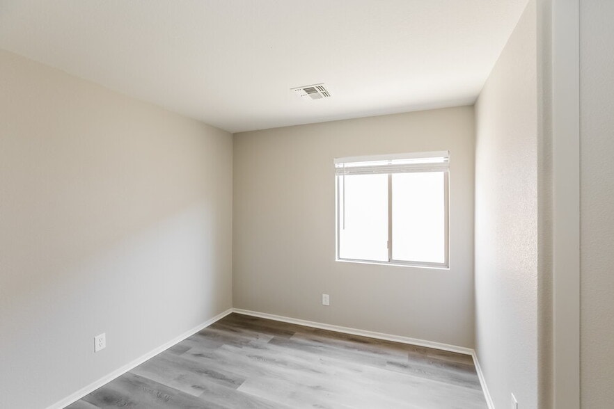Building Photo - 2650 S 84th Dr