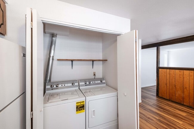 Building Photo - Beautiful 4 Bed, 2 Bath Townhouse with Lots of Closet Space and Laundry In Unit!