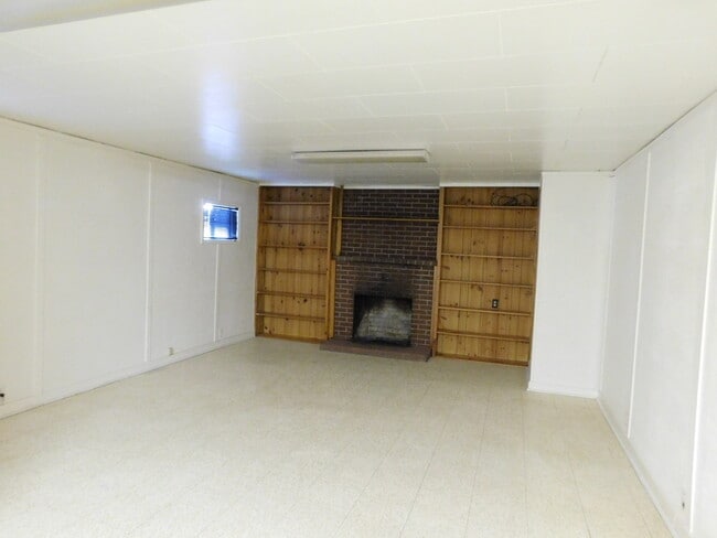 Building Photo - 4Bd/1.5Ba Two Story Home - Available to View!