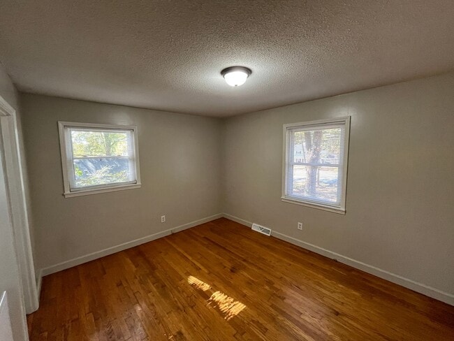 Building Photo - Charming 3-bedroom 1.5-bathroom brick home