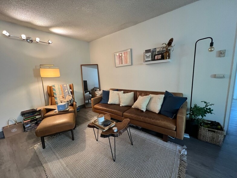 Building Photo - 3359 Mentone Ave