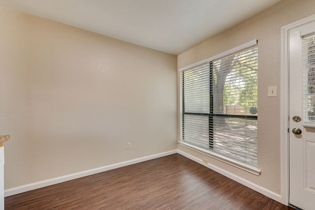 Building Photo - 208 E Denton Dr