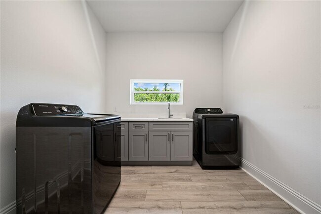 Building Photo - 1033 Hammock Cir