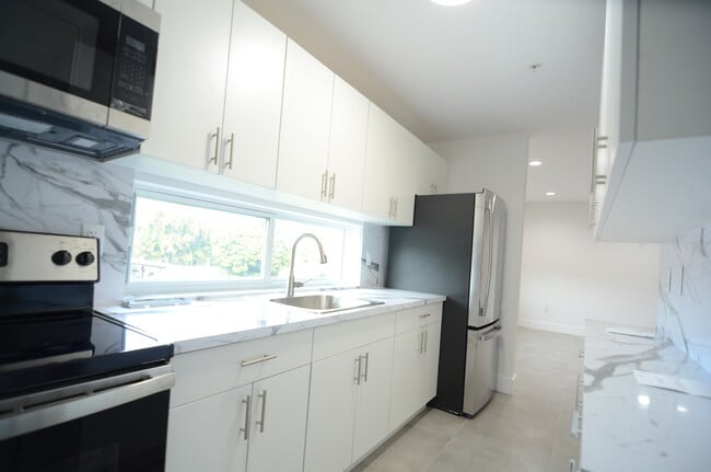 Building Photo - 645 Palmetto Dr