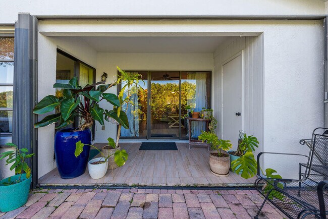 Building Photo - 4143 Palm Forest Dr N