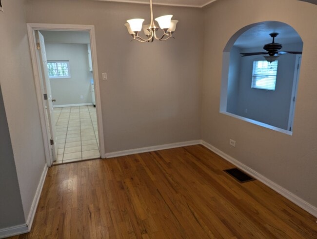Building Photo - Spacious 6-Bedroom Home with 2 Kitchens! R...