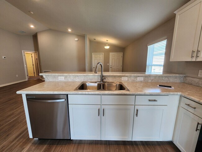 Building Photo - LIKE NEW!!! 4-Bedroom, 2-Bathroom in Villamar Winter Haven