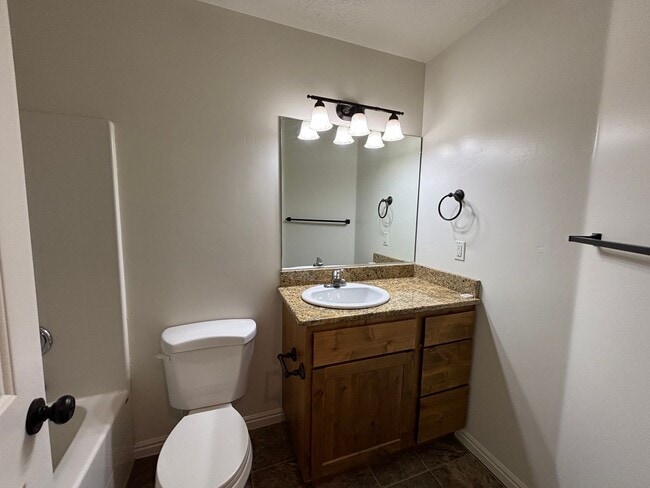 Building Photo - SPACIOUS TOWNHOME AVAILABLE FOR RENT