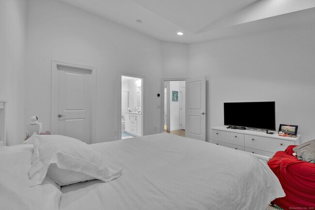 Building Photo - 8 Brentwood Cir