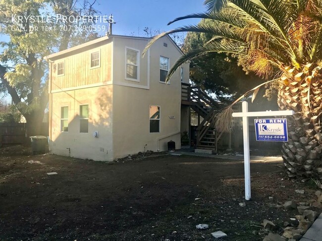 Building Photo - Upper level apartment in cozy duplex, well...