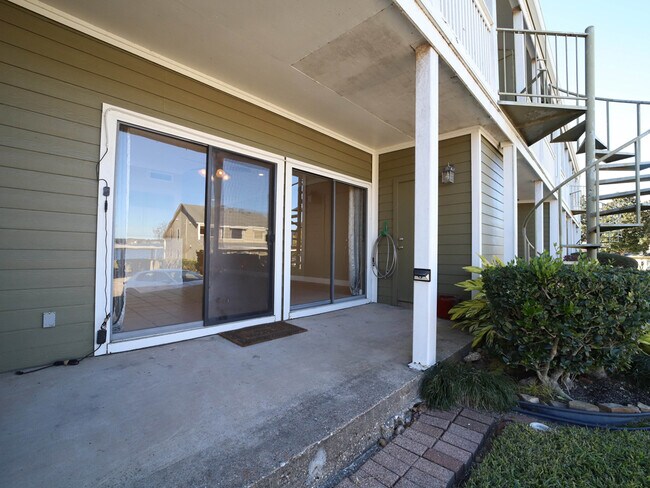Building Photo - 165 April Point Dr N
