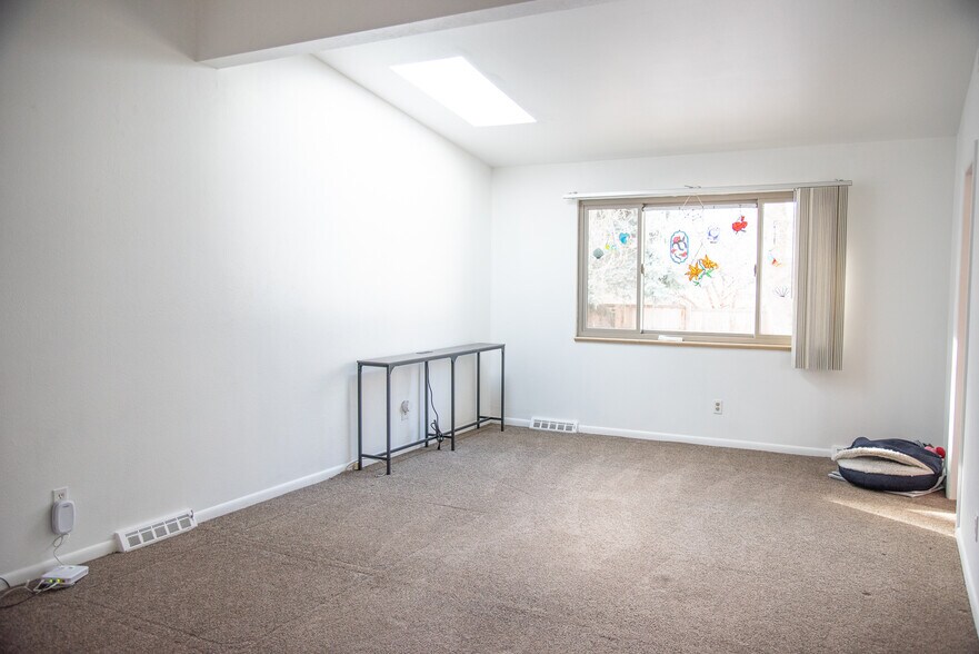 Building Photo - 9 Paramount Pky