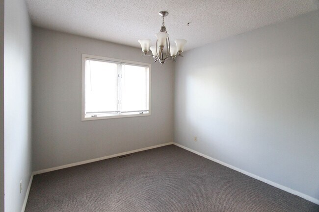 Building Photo - 920 N Linden St