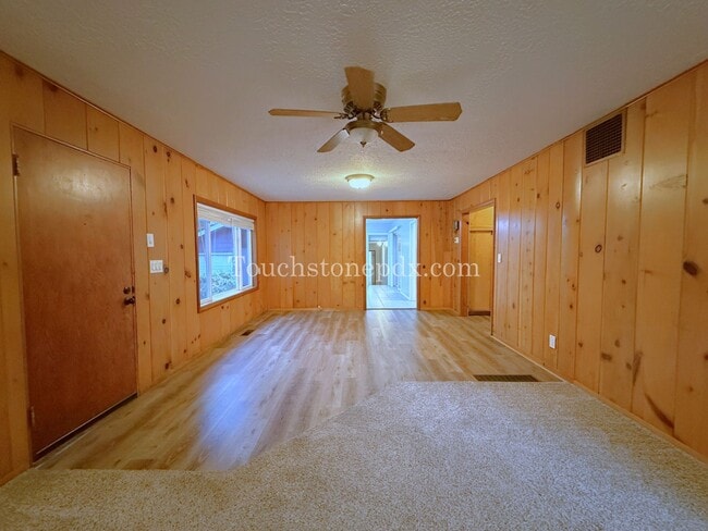 Building Photo - Bright Milwaukie Home with Deck and Large Yard!