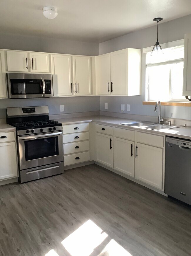 Kitchen - 262 Harvest Dr