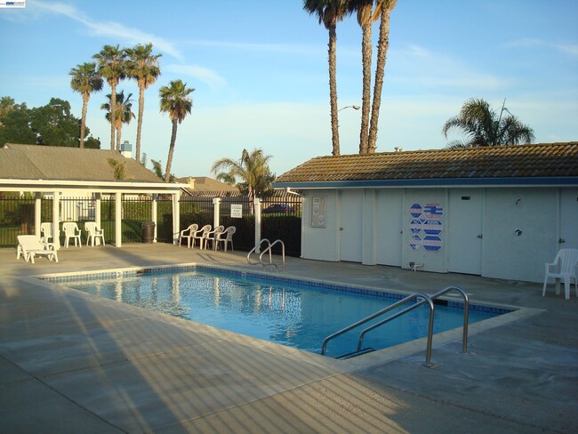 Building Photo - 1501 Trawler St