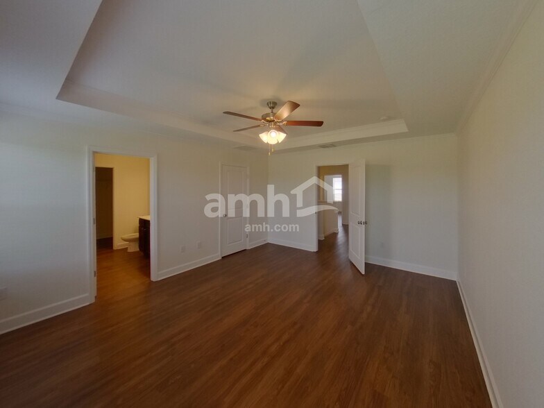 Building Photo - 1045 Island Pond Dr